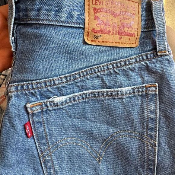 Levi’s 501 Blue Denim Jean Shorts Frayed Hem Distressed High Rise Size 27 Women - Picture 4 of 9
